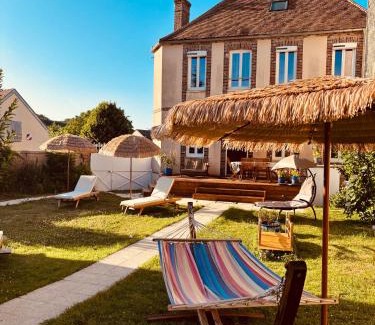 Fontaine-la-Gaillarde Casa | Villa Fontaine avec piscine intérieur chauffée-Maison de campagne Familiale -idéal Vacances ou Séjour Professionnel -3 chambres-Bureau séparé -Lit Bébé - Parking Facile & Gratuit