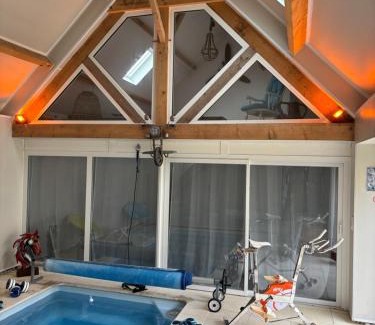 Fontaine-la-Gaillarde Casa | Villa Fontaine avec piscine intérieur chauffée-Maison de campagne Familiale -idéal Vacances ou Séjour Professionnel -3 chambres-Bureau séparé -Lit Bébé - Parking Facile & Gratuit