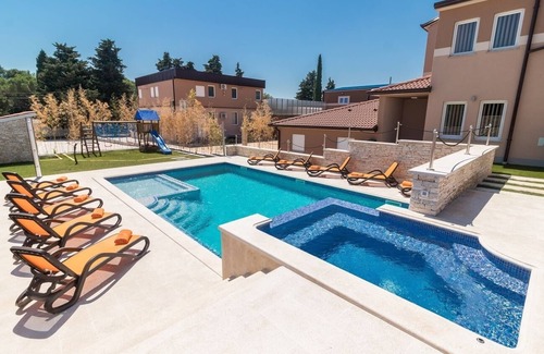 Valtura Casa | Villa para grandes exigencias con gran piscina, sauna, bañera de hidromasaje, equipo de fitness, billar y una cocina profesional al aire libre