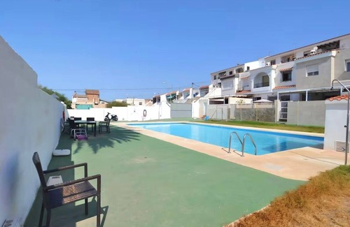 Aguadulce Chalet De Esquí | Chalet para familias o amigos con piscina compartida y ¡solo a 800m de la playa!