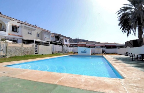 Aguadulce Chalet De Esquí | Chalet para familias o amigos con piscina compartida y ¡solo a 800m de la playa!