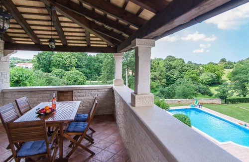 Kringa Cabaña | Espaciosa villa con piscina en Tinjan