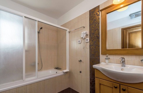Kringa Cabaña | Espaciosa villa con piscina en Tinjan