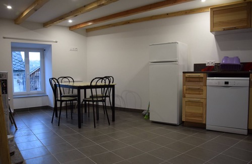 Saint-Bonnet-pres-Orcival Casa | casa de pueblo con terraza cerca de puy de dome