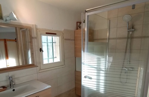 Saint-Martin-de-Castillon Apartamento | Village house with south-facing terrace