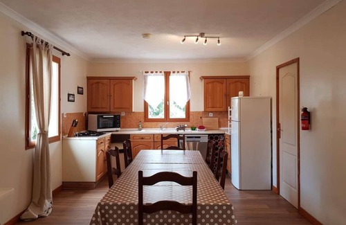 Saint-Pierre-de-Juillers Casa | Villa Avec Jardin Privé et Accès au Jardin de Jeux Communautaire et Piscine