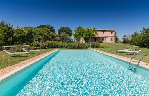Arcevia Villa | Villa Fufi, elegante casa de campo con piscina cerca de Arcevia, en la tranquila campiña de las Marcas
