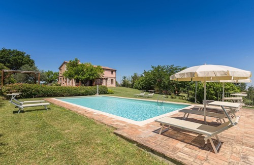 Arcevia Villa | Villa Fufi, elegante casa de campo con piscina cerca de Arcevia, en la tranquila campiña de las Marcas