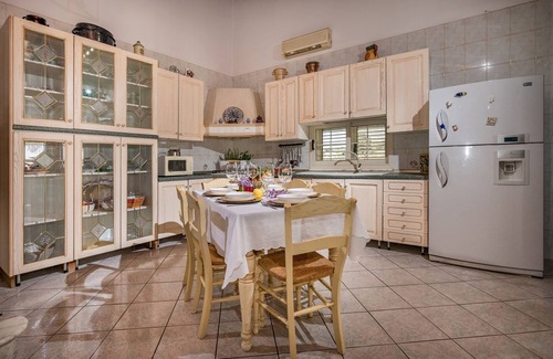 Castellammare del Golfo Villa | Villa Gagliardetta espléndida villa con piscina entre la vegetación y el mar.