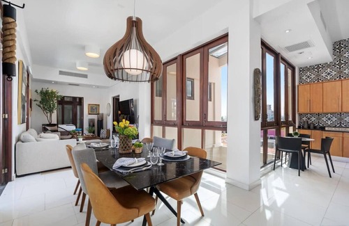 Mercado Apartamento | Villa Gaudi | Modern and Luminous 2 Bedroom Penthouse in the Heart of Historic O