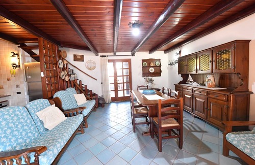 Sa Rocca Tunda Casa | Villa Gianni - Rustic House a Few Steps from the Sea for Families Seeking Peace