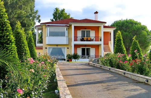 Pyrgos Villa | Villa Giannopoulos - Villa de lujo con piscina, jardín y barbacoa.