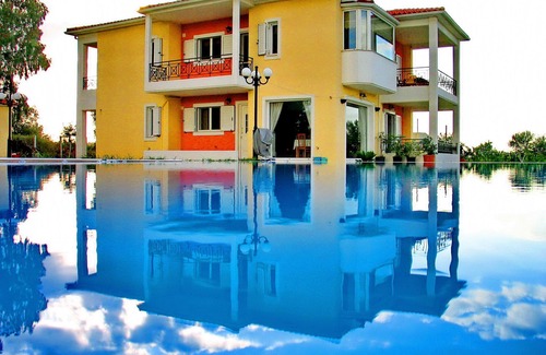 Pyrgos Villa | Villa Giannopoulos - Villa de lujo con piscina, jardín y barbacoa.