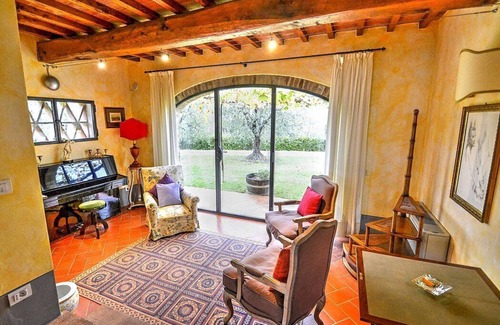 Certaldo Casa | Villa Gilia E: una elegante casa independiente de dos pisos rodeada de vegetación.
