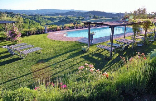 Certaldo Casa | Villa Gilia E: una elegante casa independiente de dos pisos rodeada de vegetación.