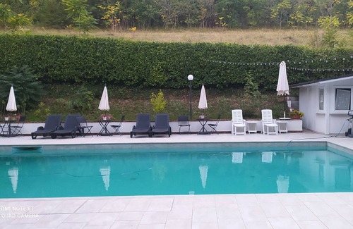 Fabriano Apartamento | Villa Gioia - Casa solariega con piscina rodeada de vegetación
