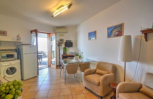 Praiano Casa | Villa Gisella A: Un luminoso apartamento frente al sol y al mar.