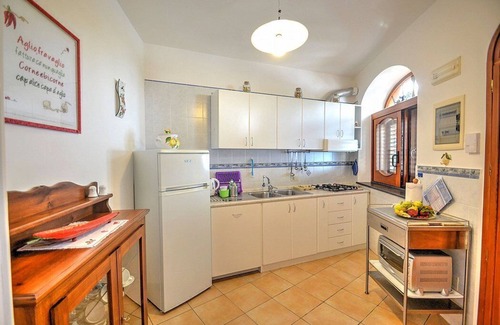 Praiano Casa | Villa Gisella B: Un apartamento luminoso frente al sol y el mar.