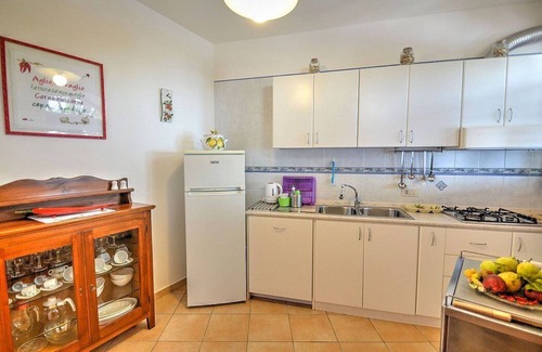 Praiano Casa | Villa Gisella B: Un apartamento luminoso frente al sol y el mar.