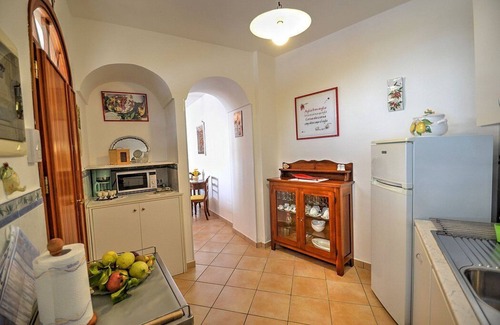 Praiano Casa | Villa Gisella B: Un apartamento luminoso frente al sol y el mar.