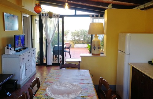 Formia Apartamento | Villa Giulia: Attico con Terrazzo in Villa Signorile a due Passi dal Mare.,