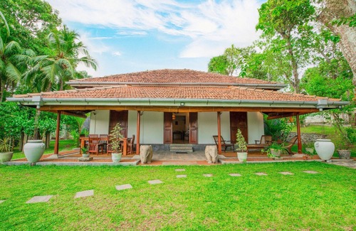 Ambalangoda Villa | Villa Godahena, hermosa villa junto al lago con jardines privados, piscina y monos!