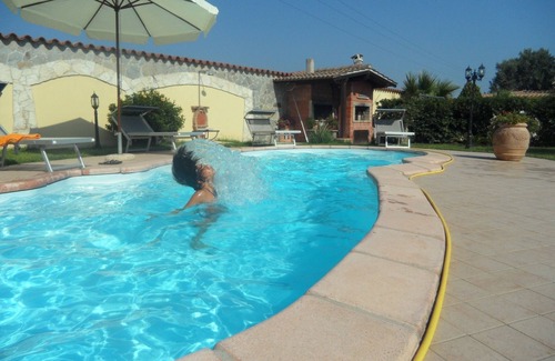 Quartu Sant'Elena Villa | Precioso chalet con piscina privada, un oasis romántico a pocos minutos del mar.