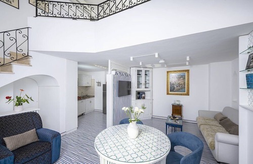 Arienzo Villa | Villa Greta: una pintoresca cabaña frente al sol y al mar.