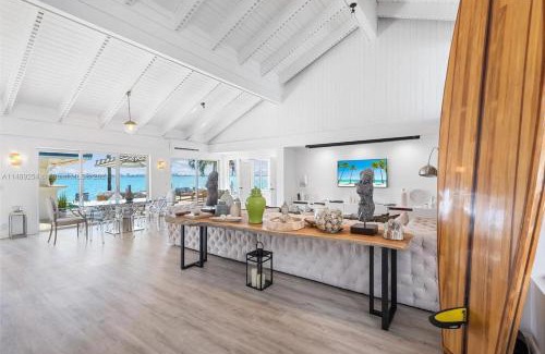 North Bay Village Villa | Villa Hashmi Luxury 5BD & 5BA Retreat on North Bay Island