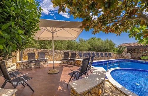 Linardici Apartamento | Villa Haya with heated pool