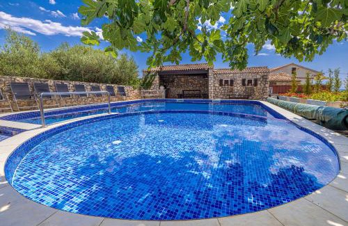 Linardici Apartamento | Villa Haya with heated pool