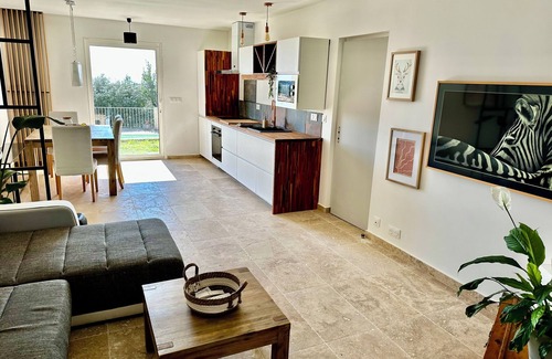 L'Evescat Apartamento | Villa Horizons - Garden apartment. Swimming pool and beach 15 minutes' walk away.