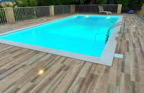 L'Evescat Apartamento | Villa Horizons - Garden apartment. Swimming pool and beach 15 minutes' walk away.