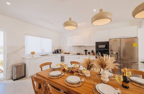 Sabana Liber Villa | Stunning Sunset Views, Big Pool, Hot Tub, Sleeps 8