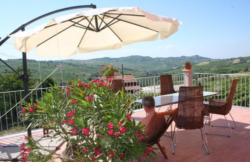 Montecalvo Versiggia Apartamento | Villa I Due Padroni, two apartment House - Apartment Loggione