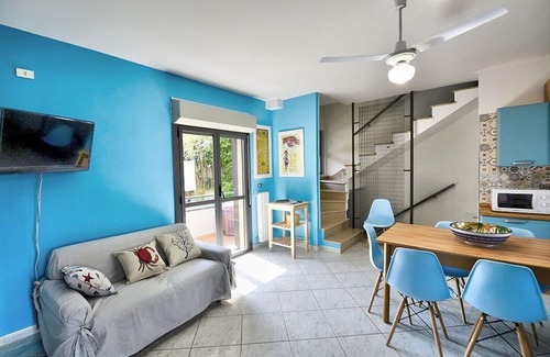 Laura Casa | Villa Il Nocchiero: A welcoming three-story independent house situated at a short distance from the beach, with Free WI-FI.