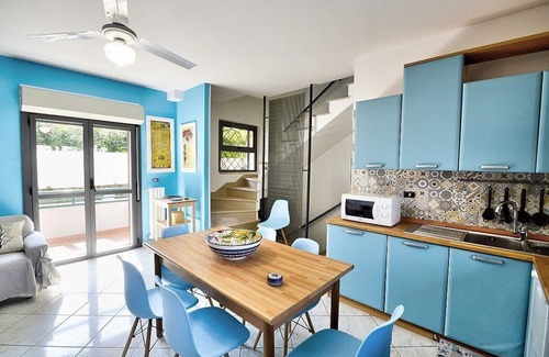 Laura Casa | Villa Il Nocchiero: A welcoming three-story independent house situated at a short distance from the beach, with Free WI-FI.