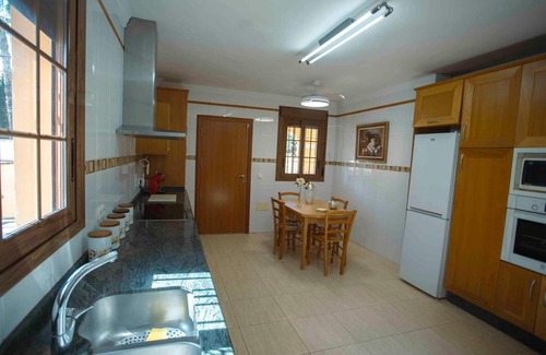 Rincón de la Victoria Villa | 'Villa Ilusión Home' con terraza privada, Wi-Fi y aire acondicionado