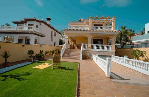 Rincón de la Victoria Villa | 'Villa Ilusión Home' con terraza privada, Wi-Fi y aire acondicionado