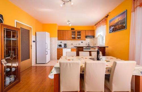 Lindar Casa | Villa en Bakši con Piscina y Parque Infantil