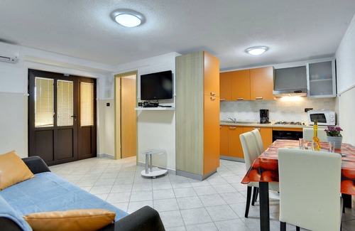 Lindar Casa | Villa en Bakši con Piscina y Parque Infantil