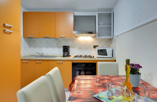 Lindar Casa | Villa en Bakši con Piscina y Parque Infantil