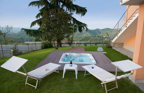 Barbaresco Villa | Apartamento en el Langhe con magníficas terrazas, jacuzzi al aire libre y jardín.