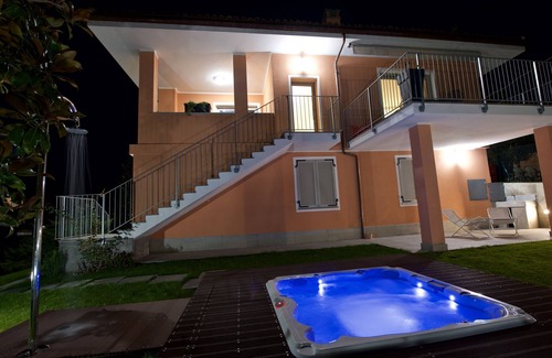 Barbaresco Villa | Apartamento en el Langhe con magníficas terrazas, jacuzzi al aire libre y jardín.