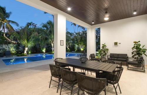 Coral Terrace Casa | Villa in Coral Gables with Pool Jacuzzi Game Room