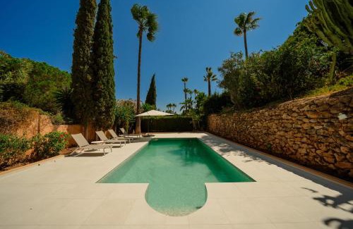 Elviria Villa | Villa in Elviria, a retreat among palm trees, with private pool and barbecue, Marbella