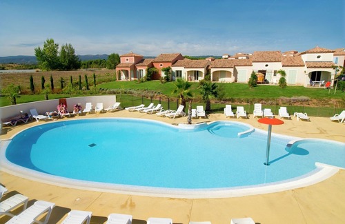 Homps Casa | Villa en Francia con Vista al Lago y Piscina