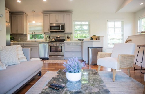 Hollywoodland Casa | Villa in Hollywood Hills- Townhouse with Private Backyard