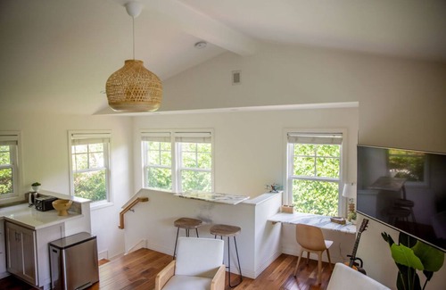 Hollywoodland Casa | Villa in Hollywood Hills- Townhouse with Private Backyard