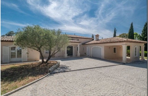 Puget-sur-Argens Villa | Villa in private, secure grounds